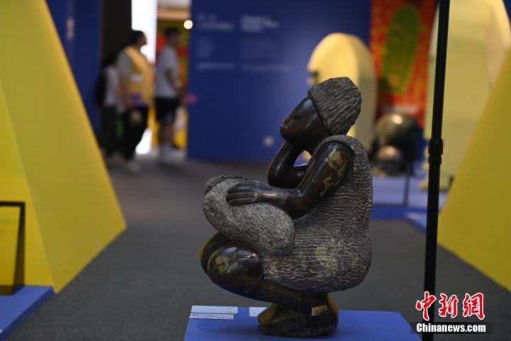 圖為游客參觀藝術(shù)展。中新社記者 李亞龍 攝</p>
<p>