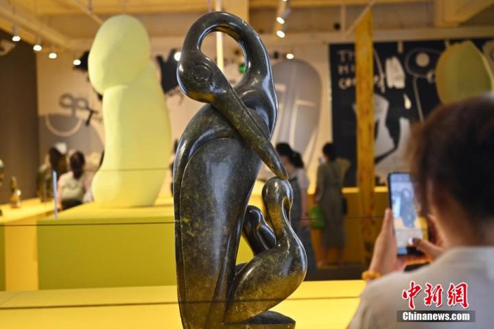 圖為游客拍攝蛇紋石作品《依戀》。中新社記者 李亞龍 攝