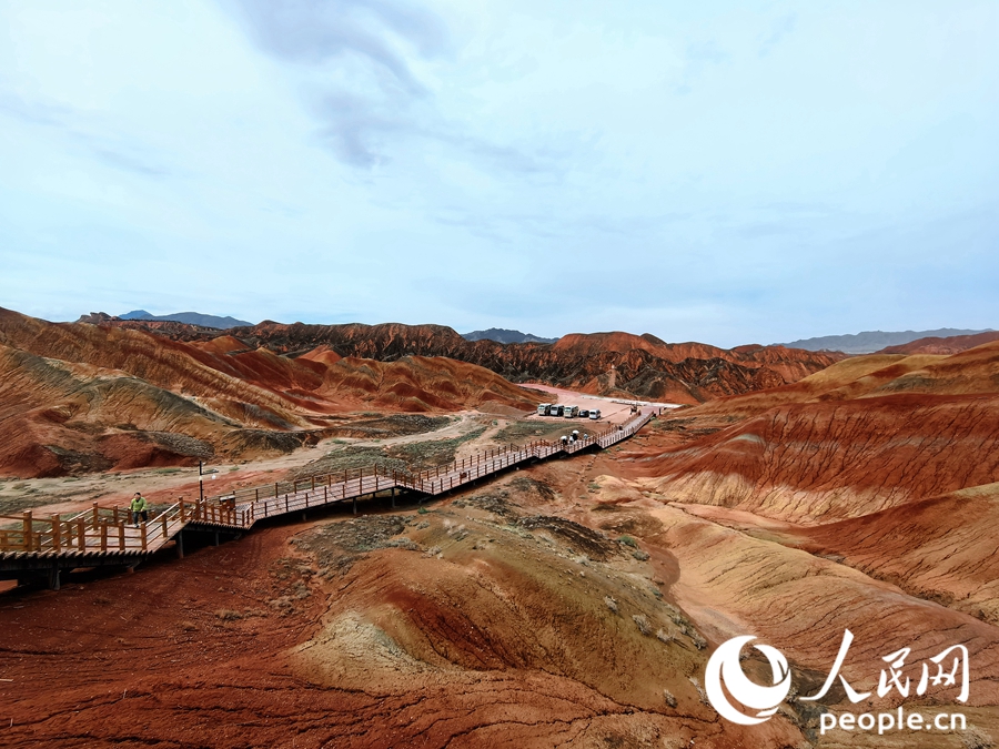  雨后的七彩丹霞，顏色格外艷麗。人民網(wǎng) 黃津曉虎攝