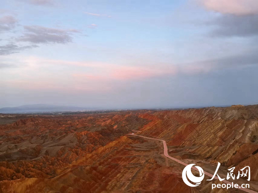 日落時分，余暉與丹霞交相輝映。人民網(wǎng)記者 唐嘉藝攝