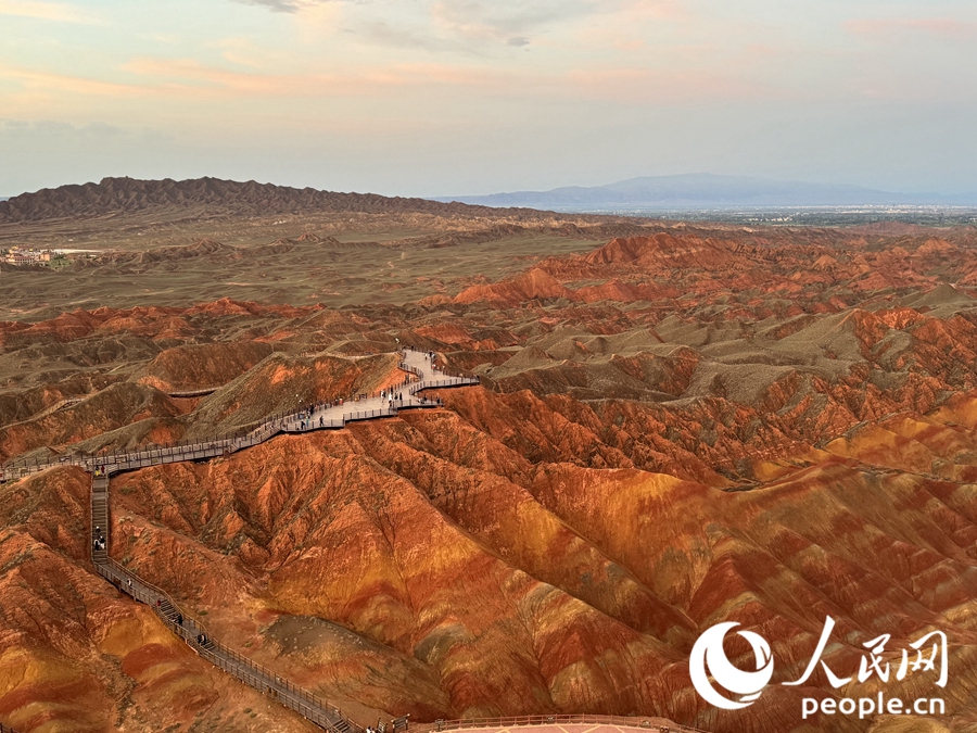 日落時分，余暉與丹霞交相輝映。人民網(wǎng)記者 徐冬兒攝