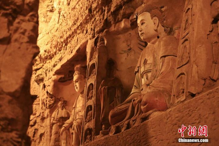 7月15日，甘肅省平?jīng)鍪袥艽h百里石窟長(zhǎng)廊中的王母宮石窟造像。百里石窟長(zhǎng)廊位于涇川縣境內(nèi)，由512個(gè)石窟、5眼窟中石井組成，現(xiàn)存王母宮石窟、鳳凰山石窟、南石窟寺、丈八寺石窟、羅漢洞石窟、太山寺石窟等規(guī)模較大的石窟群，還有數(shù)量眾多的小石窟群。王母宮石窟又名千佛洞，該窟設(shè)計(jì)宏大，造像生動(dòng)，窟內(nèi)擁有造像數(shù)百尊，是較為珍貴的佛教文化歷史遺存。中新社記者 李亞龍 攝</p>
<p>