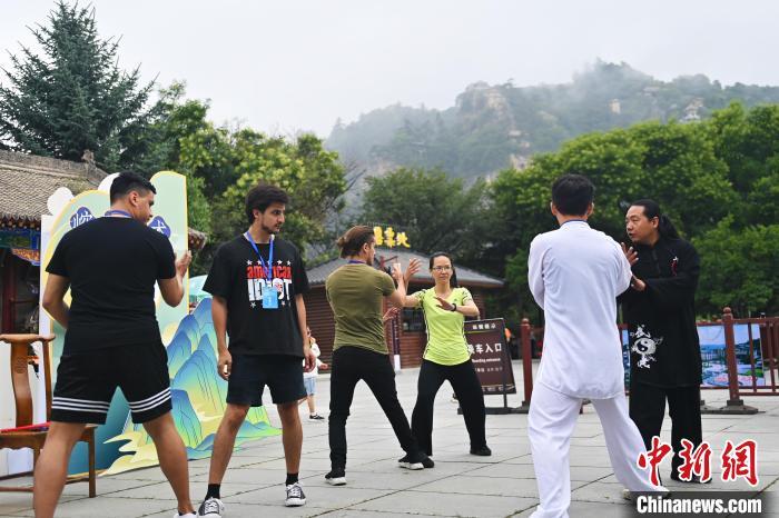 7月14日，甘肅省平?jīng)鍪嗅轻忌骄皡^(qū)內(nèi)，外籍武術(shù)愛好者學(xué)習(xí)崆峒派武術(shù)。7月13日至14日，“2024年北京體育大學(xué)第十五屆國際武術(shù)比賽交流大會暨首屆崆峒山國際武術(shù)大會”舉行，大會也在崆峒山景區(qū)進(jìn)行問道崆峒、武術(shù)高級研修班、崆峒拜師等系列活動。中新社記者 李亞龍 攝</p>
<p>