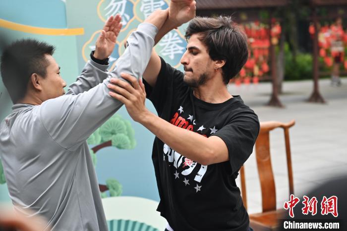 7月14日，甘肅省平?jīng)鍪嗅轻忌骄皡^(qū)內(nèi)，外籍武術(shù)愛好者(右)進(jìn)行忽雷太極拳切磋。7月13日至14日，“2024年北京體育大學(xué)第十五屆國際武術(shù)比賽交流大會暨首屆崆峒山國際武術(shù)大會”舉行，大會也在崆峒山景區(qū)進(jìn)行問道崆峒、武術(shù)高級研修班、崆峒拜師等系列活動。中新社記者 李亞龍 攝</p>
<p>
