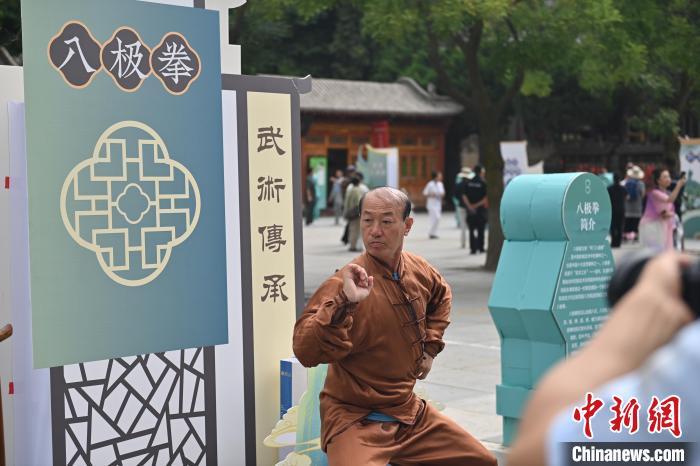 7月14日，甘肅省平?jīng)鍪嗅轻忌骄皡^(qū)內(nèi)，八極拳傳承人展示八極拳。7月13日至14日，“2024年北京體育大學(xué)第十五屆國際武術(shù)比賽交流大會暨首屆崆峒山國際武術(shù)大會”舉行，大會也在崆峒山景區(qū)進(jìn)行問道崆峒、武術(shù)高級研修班、崆峒拜師等系列活動。中新社記者 李亞龍 攝</p>
<p>