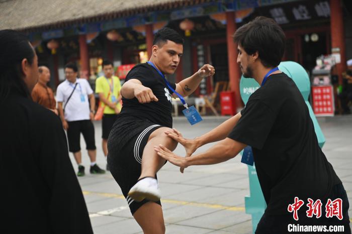 7月14日，甘肅省平?jīng)鍪嗅轻忌骄皡^(qū)內(nèi)，外籍武術(shù)愛好者切磋武藝。7月13日至14日，“2024年北京體育大學(xué)第十五屆國際武術(shù)比賽交流大會暨首屆崆峒山國際武術(shù)大會”舉行，大會也在崆峒山景區(qū)進(jìn)行問道崆峒、武術(shù)高級研修班、崆峒拜師等系列活動。中新社記者 李亞龍 攝