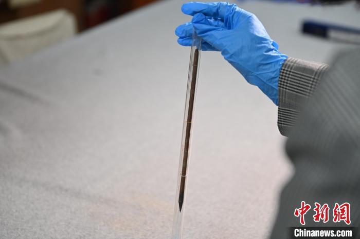 2024年5月7日，甘肅省博物館館藏國寶級(jí)文物“白馬作”毛筆。李亞龍　攝