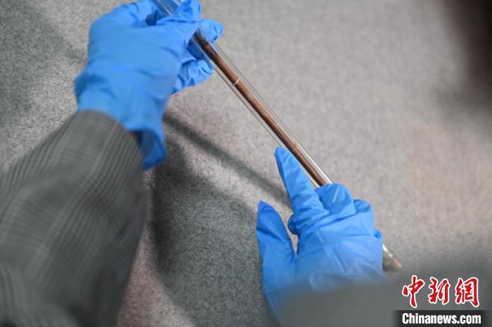 2024年5月7日，拍攝的甘肅省博物館館藏國寶級(jí)文物“白馬作”毛筆。李亞龍　攝