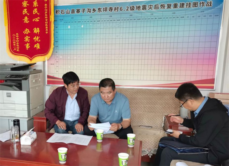 州縣紀委監(jiān)委機關(guān)聯(lián)合督查組對下沉干部 、駐村干部 、包村組長、村干部 “四級”干部履職到崗情況，以及工作日志和民情臺賬、訴求臺賬進行日常監(jiān)督檢查，壓實工作責任。.jpg