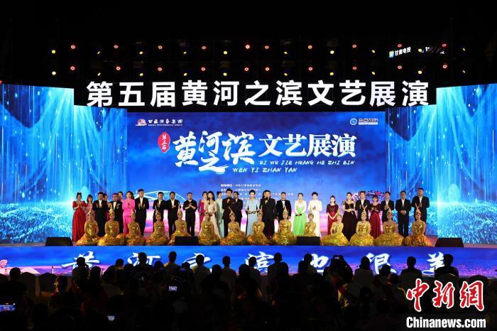 7月19日晚，第五屆黃河之濱文藝展演在蘭州體育文化廣場(chǎng)開(kāi)幕。張曦予 攝