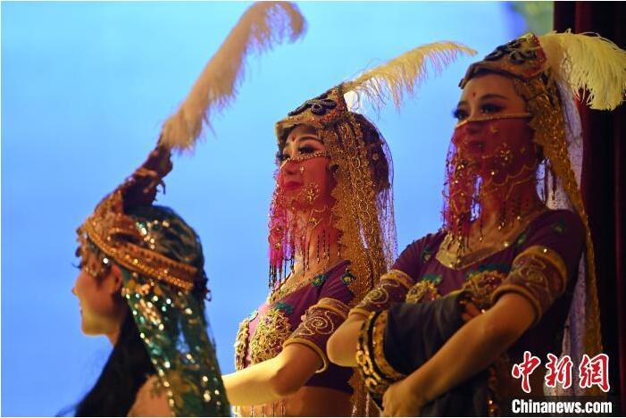 7月18日晚，中國(guó)經(jīng)典舞劇《絲路花雨》在甘肅蘭州黃河劇院進(jìn)行演出。中國(guó)經(jīng)典舞劇《絲路花雨》迎來45周年，7月17日-8月4日在蘭州開啟為期多天的駐場(chǎng)演出。該舞劇取材于敦煌莫高窟壁畫，集中國(guó)霓裳羽衣舞、敦煌舞、印度舞、黑巾舞、波斯馬鈴舞等于一身，自1979年演出至今，該劇先后在40多個(gè)國(guó)家和地區(qū)演出近4000場(chǎng)，觀眾550多萬(wàn)人次。中新社記者 李亞龍 攝</p>
<p>