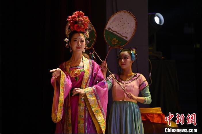 7月18日晚，中國(guó)經(jīng)典舞劇《絲路花雨》在甘肅蘭州黃河劇院進(jìn)行演出。中國(guó)經(jīng)典舞劇《絲路花雨》迎來45周年，7月17日-8月4日在蘭州開啟為期多天的駐場(chǎng)演出。該舞劇取材于敦煌莫高窟壁畫，集中國(guó)霓裳羽衣舞、敦煌舞、印度舞、黑巾舞、波斯馬鈴舞等于一身，自1979年演出至今，該劇先后在40多個(gè)國(guó)家和地區(qū)演出近4000場(chǎng)，觀眾550多萬(wàn)人次。中新社記者 李亞龍 攝</p>
<p>