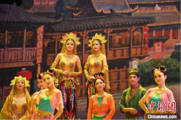 7月18日晚，中國(guó)經(jīng)典舞劇《絲路花雨》在甘肅蘭州黃河劇院進(jìn)行演出。中國(guó)經(jīng)典舞劇《絲路花雨》迎來45周年，7月17日-8月4日在蘭州開啟為期多天的駐場(chǎng)演出。該舞劇取材于敦煌莫高窟壁畫，集中國(guó)霓裳羽衣舞、敦煌舞、印度舞、黑巾舞、波斯馬鈴舞等于一身，自1979年演出至今，該劇先后在40多個(gè)國(guó)家和地區(qū)演出近4000場(chǎng)，觀眾550多萬(wàn)人次。中新社記者 李亞龍 攝</p>
<p>