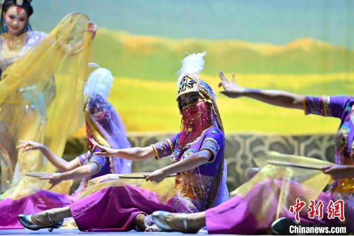 7月18日晚，中國(guó)經(jīng)典舞劇《絲路花雨》在甘肅蘭州黃河劇院進(jìn)行演出。中國(guó)經(jīng)典舞劇《絲路花雨》迎來45周年，7月17日-8月4日在蘭州開啟為期多天的駐場(chǎng)演出。該舞劇取材于敦煌莫高窟壁畫，集中國(guó)霓裳羽衣舞、敦煌舞、印度舞、黑巾舞、波斯馬鈴舞等于一身，自1979年演出至今，該劇先后在40多個(gè)國(guó)家和地區(qū)演出近4000場(chǎng)，觀眾550多萬(wàn)人次。中新社記者 李亞龍 攝</p>
<p>