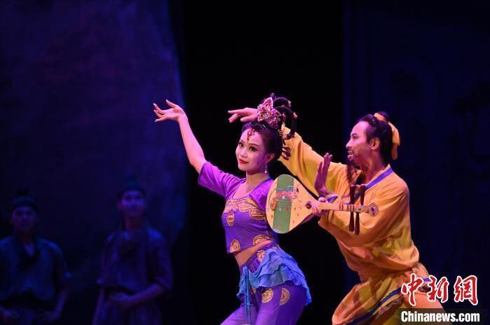 7月18日晚，中國(guó)經(jīng)典舞劇《絲路花雨》在甘肅蘭州黃河劇院進(jìn)行演出。中國(guó)經(jīng)典舞劇《絲路花雨》迎來45周年，7月17日-8月4日在蘭州開啟為期多天的駐場(chǎng)演出。該舞劇取材于敦煌莫高窟壁畫，集中國(guó)霓裳羽衣舞、敦煌舞、印度舞、黑巾舞、波斯馬鈴舞等于一身，自1979年演出至今，該劇先后在40多個(gè)國(guó)家和地區(qū)演出近4000場(chǎng)，觀眾550多萬(wàn)人次。中新社記者 李亞龍 攝</p>
<p>