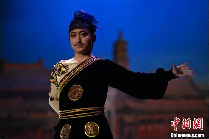 7月18日晚，中國(guó)經(jīng)典舞劇《絲路花雨》在甘肅蘭州黃河劇院進(jìn)行演出。中國(guó)經(jīng)典舞劇《絲路花雨》迎來45周年，7月17日-8月4日在蘭州開啟為期多天的駐場(chǎng)演出。該舞劇取材于敦煌莫高窟壁畫，集中國(guó)霓裳羽衣舞、敦煌舞、印度舞、黑巾舞、波斯馬鈴舞等于一身，自1979年演出至今，該劇先后在40多個(gè)國(guó)家和地區(qū)演出近4000場(chǎng)，觀眾550多萬(wàn)人次。中新社記者 李亞龍 攝