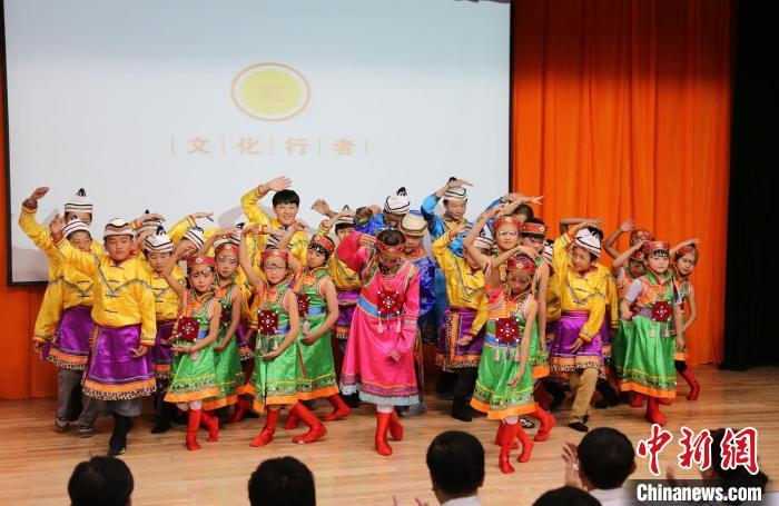圖為蘭州大學(xué)文化行者團隊走進民族社區(qū)，開展系列活動。(資料圖)蘭州大學(xué)供圖
