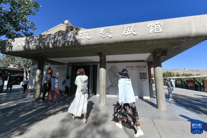 7月22日，游客排隊(duì)進(jìn)入“尋境敦煌——數(shù)字敦煌沉浸展”場(chǎng)館。新華社記者 郎兵兵 攝</p>
<p>