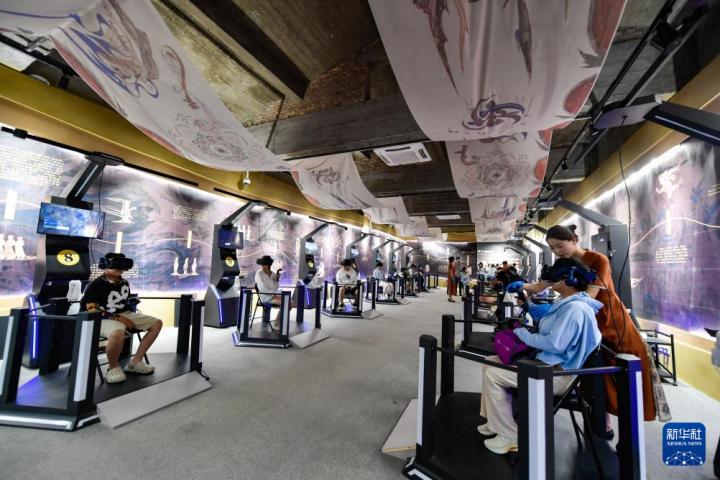 7月22日，游客線下體驗(yàn)“尋境敦煌——數(shù)字敦煌沉浸展”。新華社記者 郎兵兵 攝</p>
<p>
