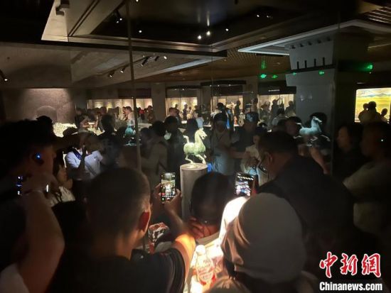 8月17日至23日，“濃濃民族情 兩岸一家親”臺(tái)灣同胞參訪團(tuán)甘肅行交流活動(dòng)在甘肅展開。圖為臺(tái)胞參觀甘肅省博物館。中新社記者 閆姣 攝