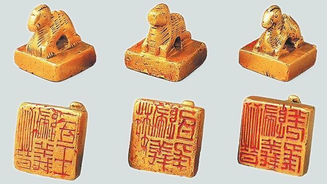 從左至右依次為“晉歸義羌侯”金印、“晉歸義氐王”金印、“魏歸義氐侯”金印