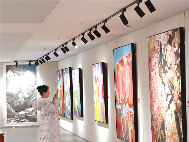 “絲路明珠·彩虹張掖”美術(shù)作品展亮相蘭州