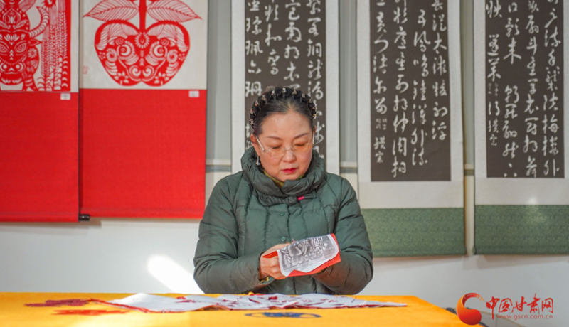 新春走基層|天水秦安：紅紙剪春韻 窗花映新年