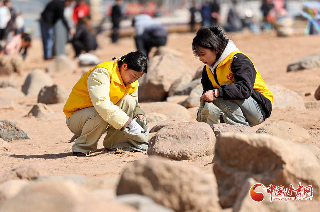 讓志愿紅點(diǎn)亮黃河岸線！蘭州開(kāi)展保護(hù)母親河主題活動(dòng)