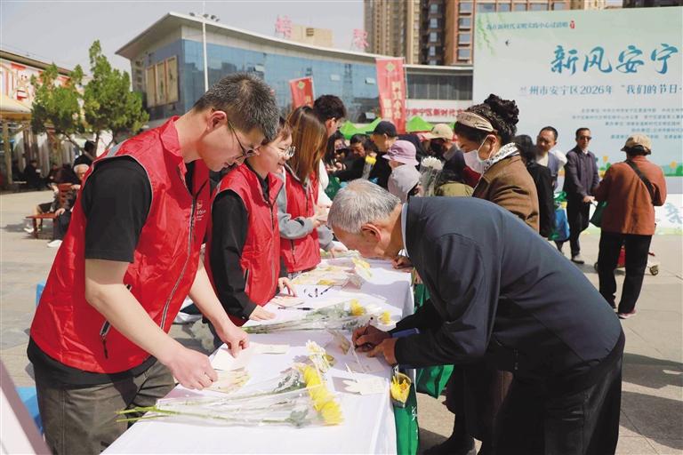 忠魂永銘記 鮮花寄哀思